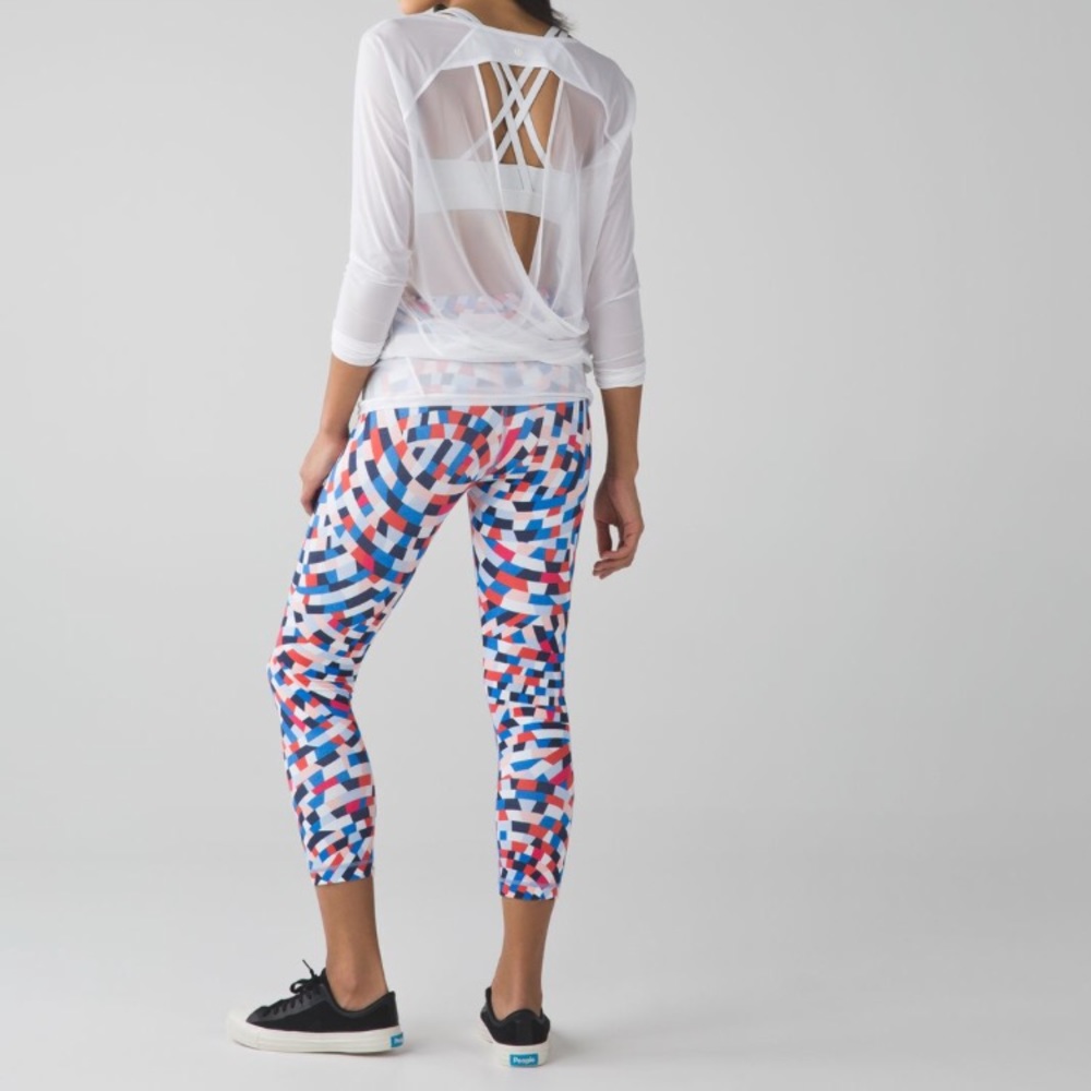 Lululemon Capoeira print wunder under crop size 6